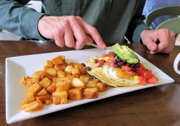 Comment développer un menu de brunchs méditerranéens pour un café urbain?